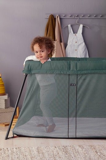 Кровать манеж для путешествий BabyBjorn Travel cot Light Mesh Dark Green 040238