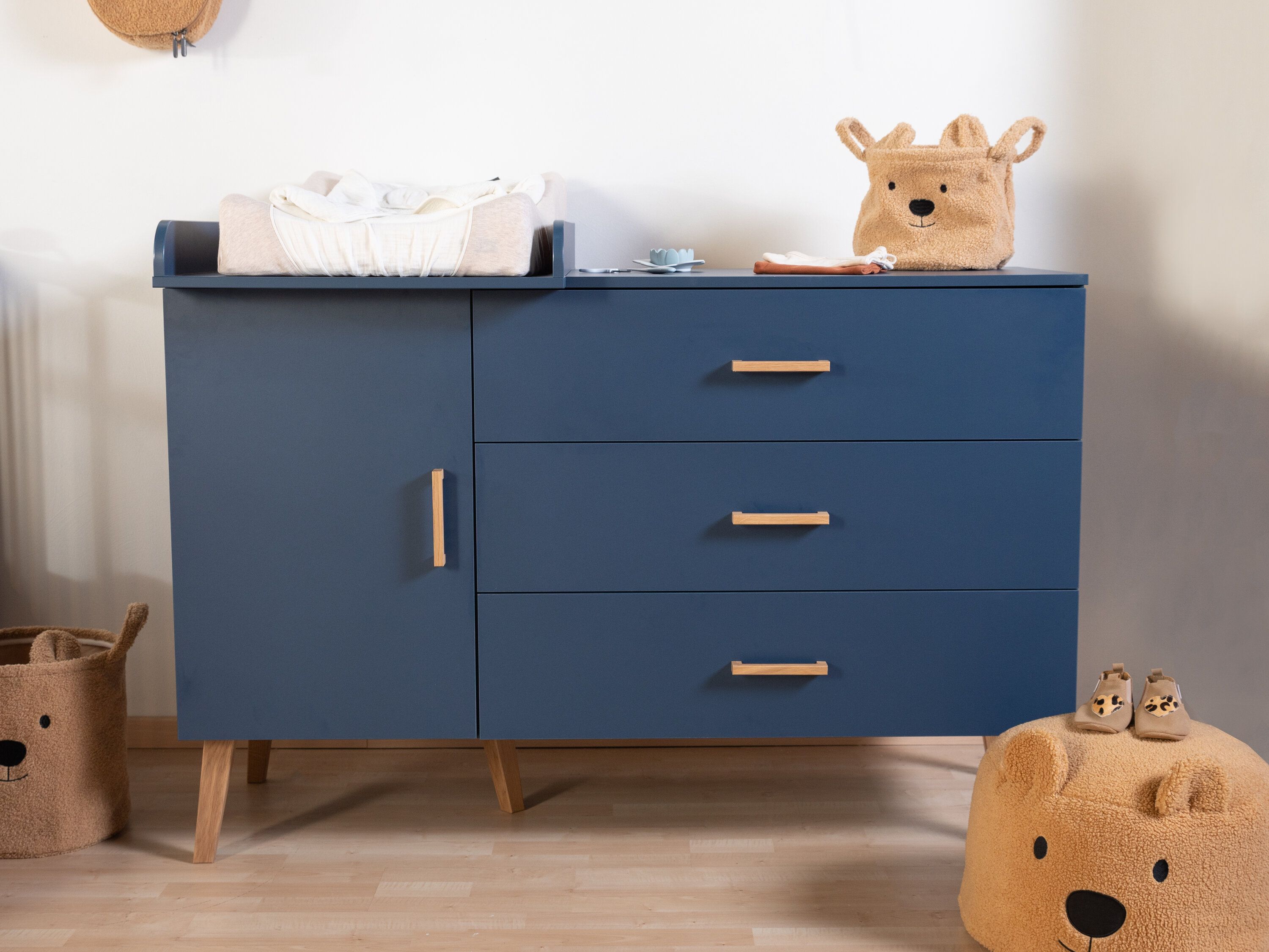 Kumode ar pārtinamo galdiņu Childhome Bold Blue