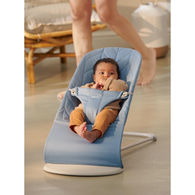 Шезлонг BabyBjorn Bouncer Bliss Blue Petal quilt 006123