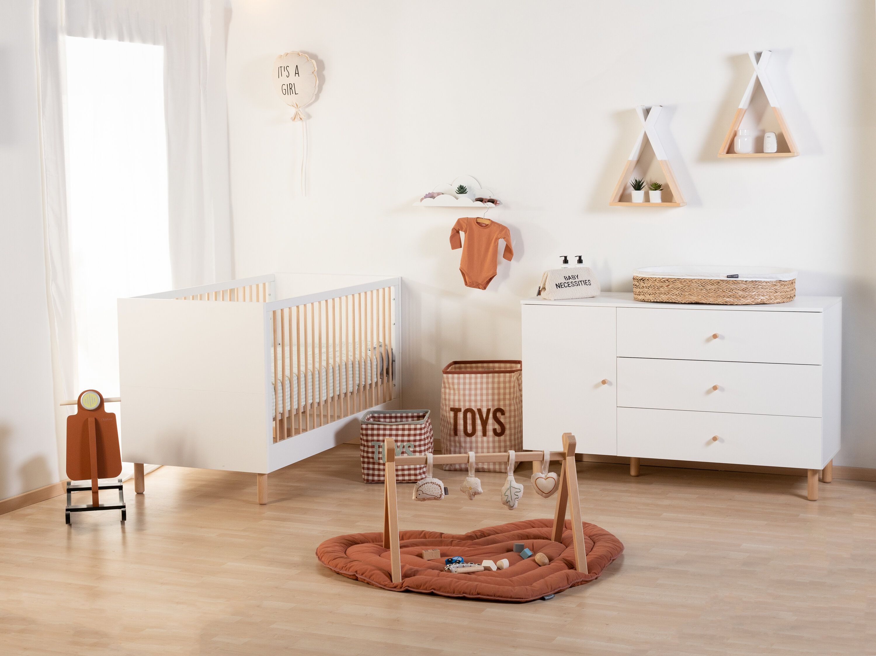 Kumode ar pārtinamo galdiņu Childhome Wonder White