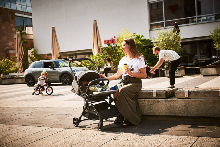 Mini by Easywalker Buggy Turn Kompaktowy Wózek Spacerowy z Obrotowym Siedziskiem 360 Soho Grey